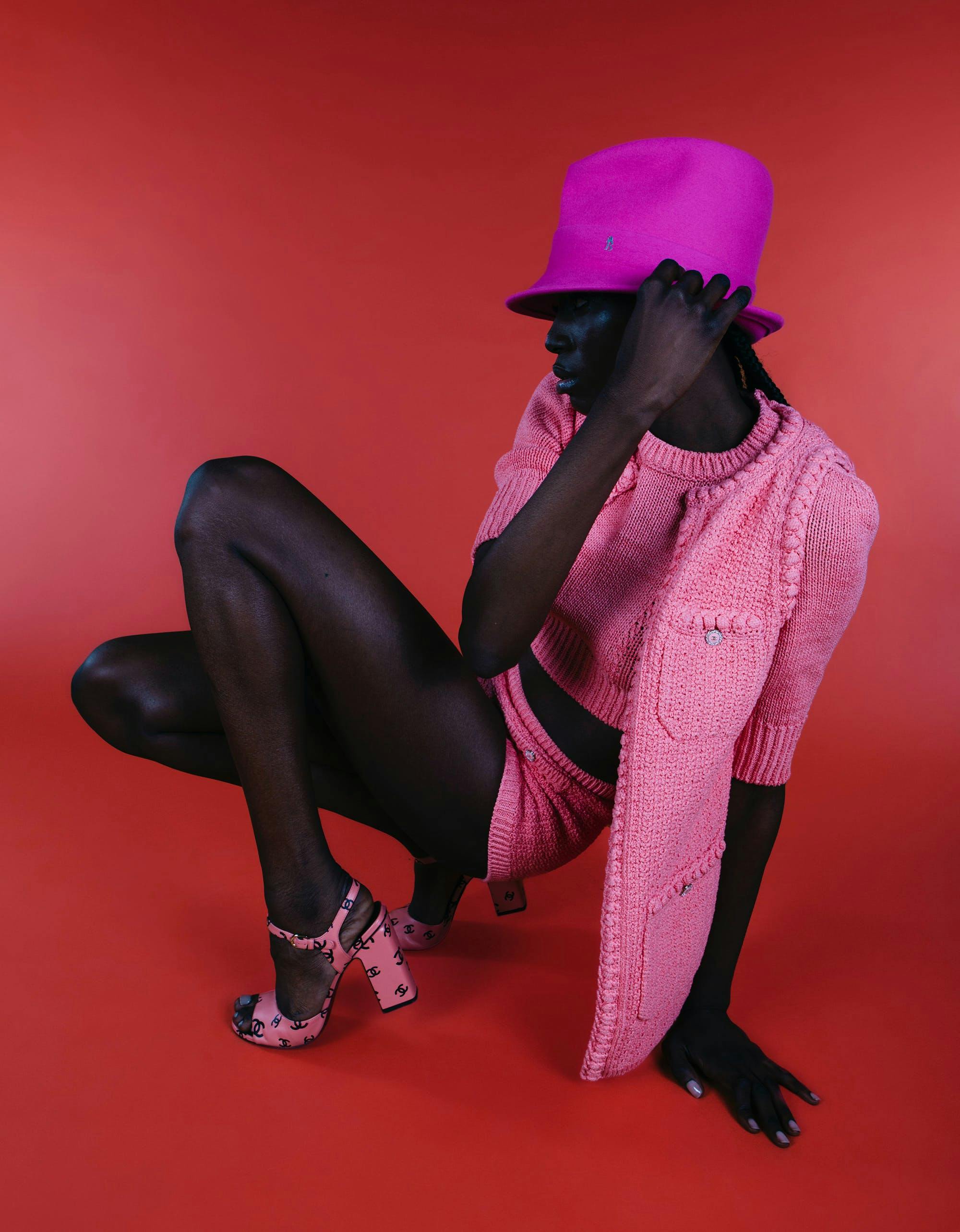 Da L'Officiel Art n°43, foto Matt Colombo e styling Giulio Martinelli. Gilet, crop top, shorts e scarpe, CHANEL; cappello "Asimmetrico Hat", BONFILIO HATS.