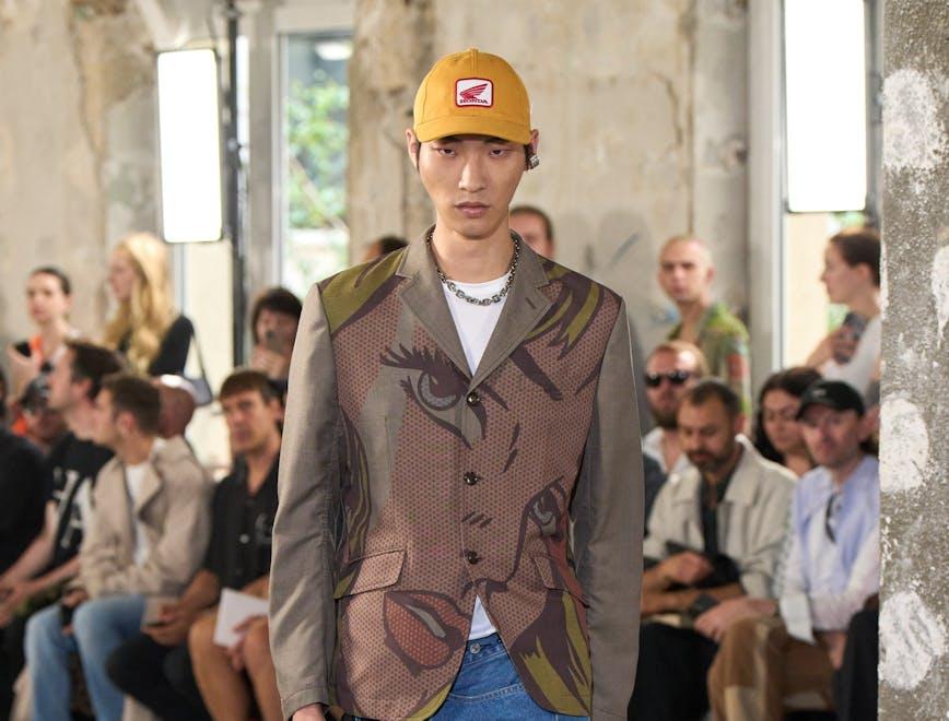 Un look della collezione primavera estate 2023 di Junya Watanabe. 