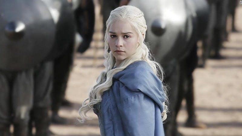 L'attrice Emilia Clarke nei panni del personaggio Daenerys Targaryen. 