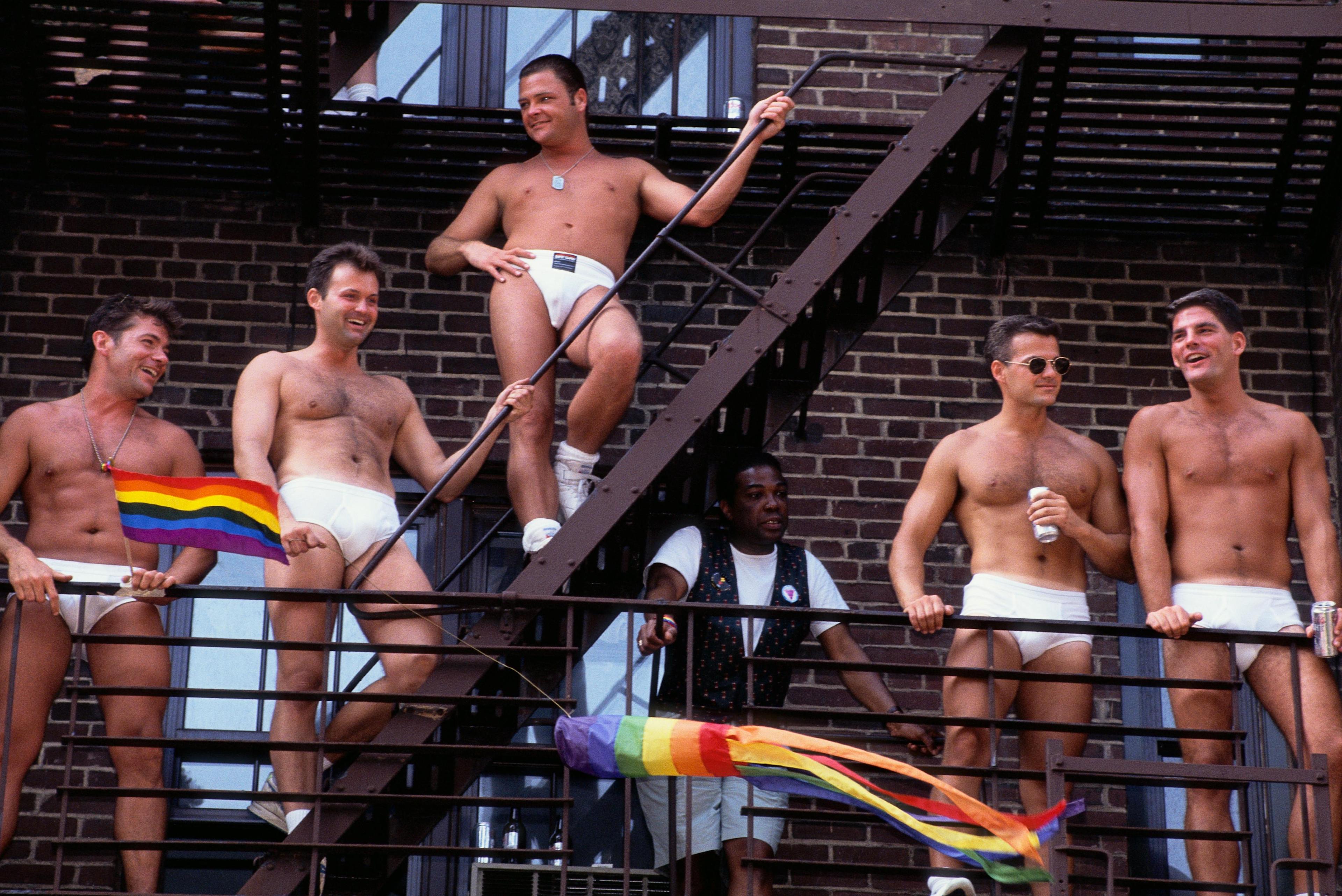 27 Giugno 1993. Uomini su un tetto di Manhattan durante il mese del Pride. 