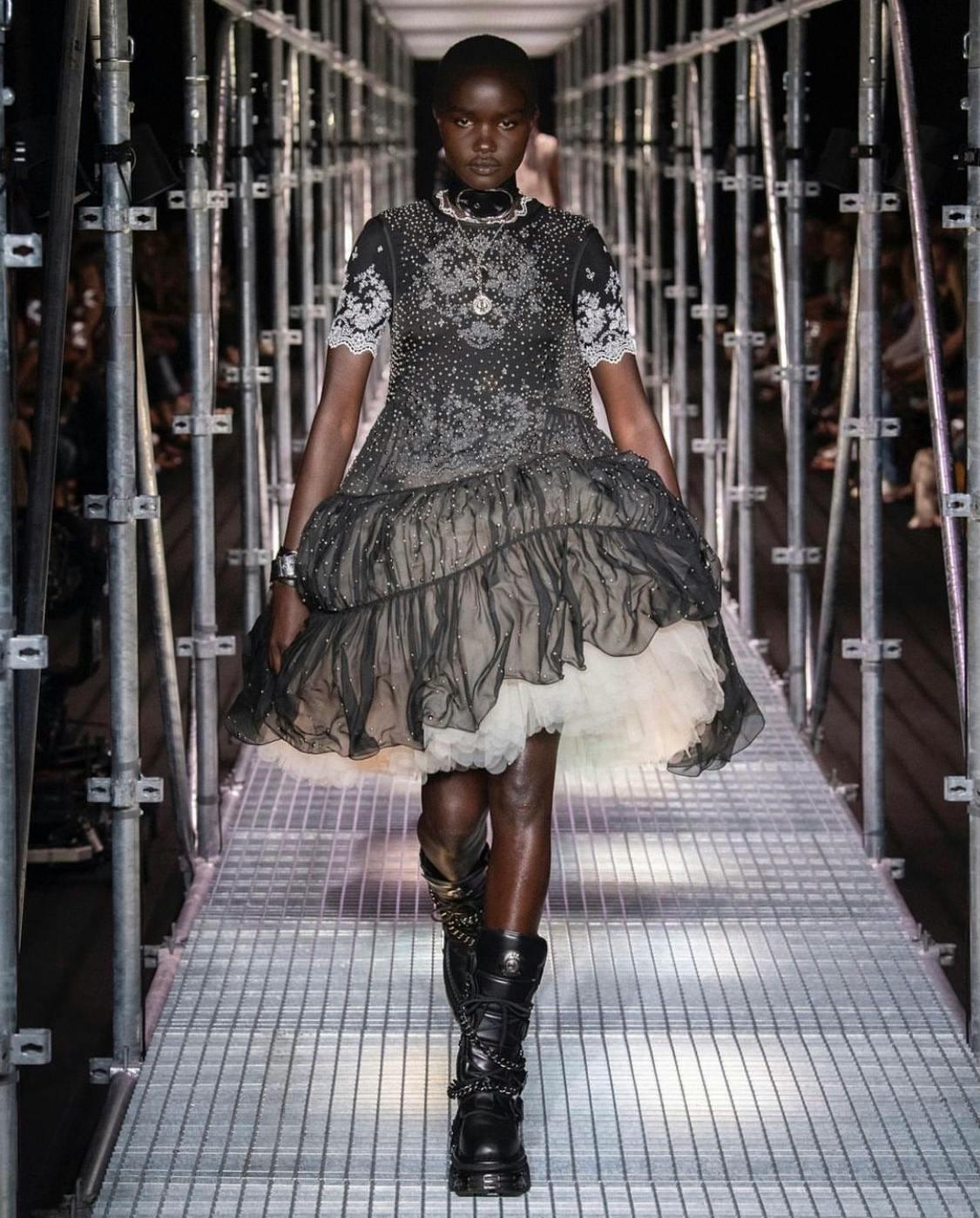 Un look della collezione primavera estate 2023 di Paco Rabanne. 