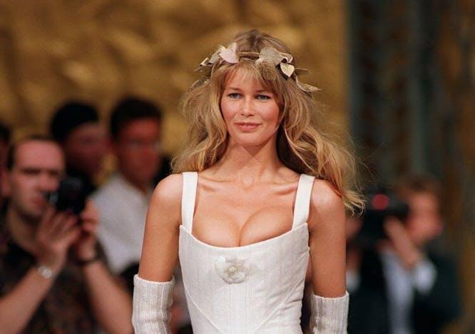 Claudia Schiffer sfilata Chanel primavera estate 1993