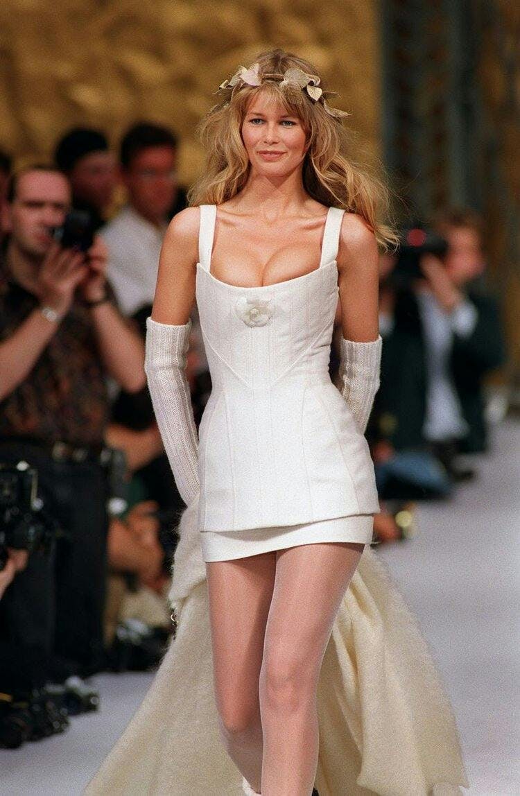 Claudia Schiffer sfilata Chanel primavera estate 1993