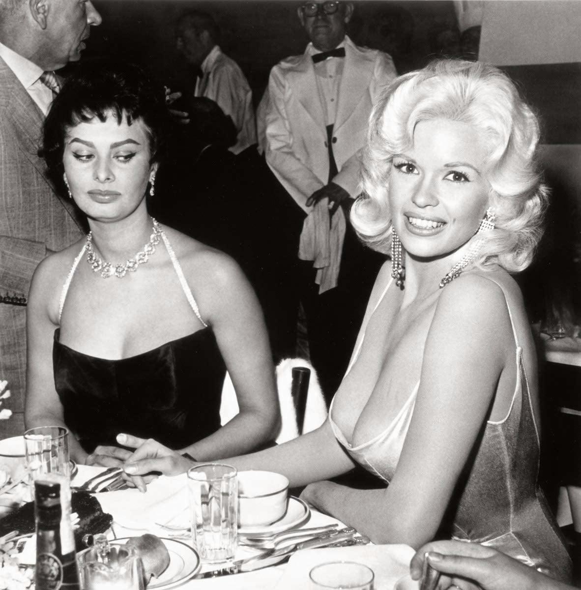 Sophia Loren e Jayne Mansfield fotografate da Joe Shere nel 1957 ad una festa organizzata dalla Paramount in onore della Loren. 