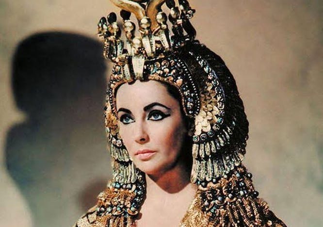 Elizabeth Taylor nel colossal hollywoodiano "Cleopatra" del 1963.