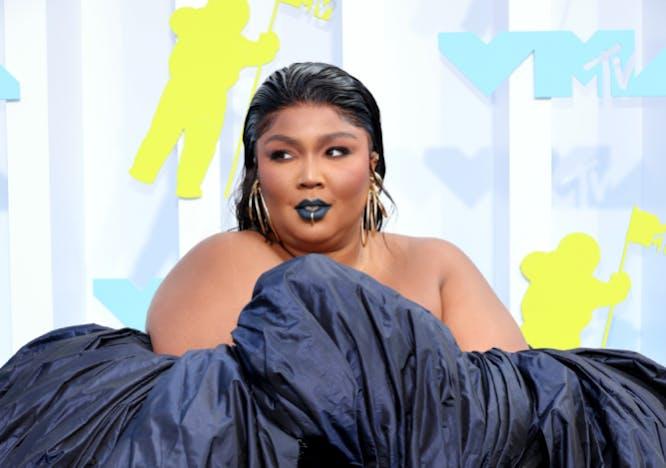 Lizzo agli MTV VMA 2022 in un abito blu firmato Jean Paul Gaultier e gioielli Jennifer Fisher.