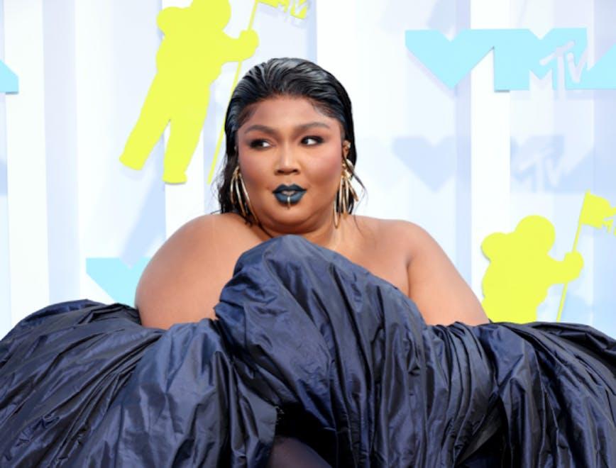 Lizzo agli MTV VMA 2022 in un abito blu firmato Jean Paul Gaultier e gioielli Jennifer Fisher.