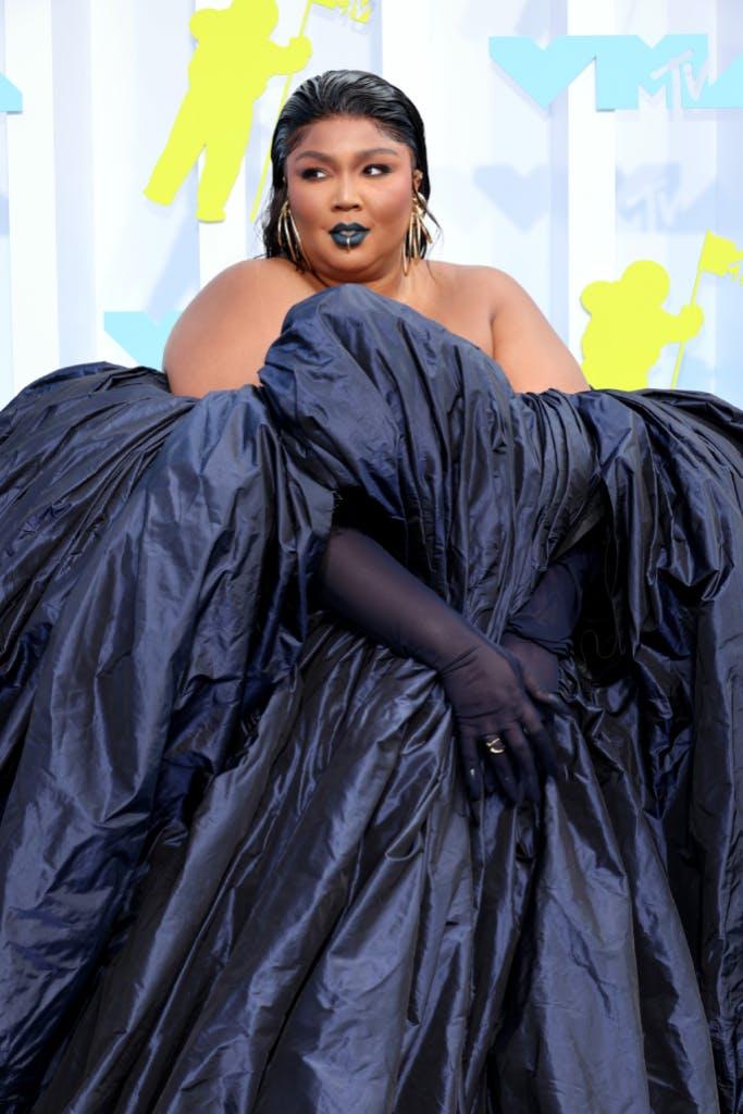 Lizzo agli MTV VMA 2022 in un abito blu firmato Jean Paul Gaultier e gioielli Jennifer Fisher.