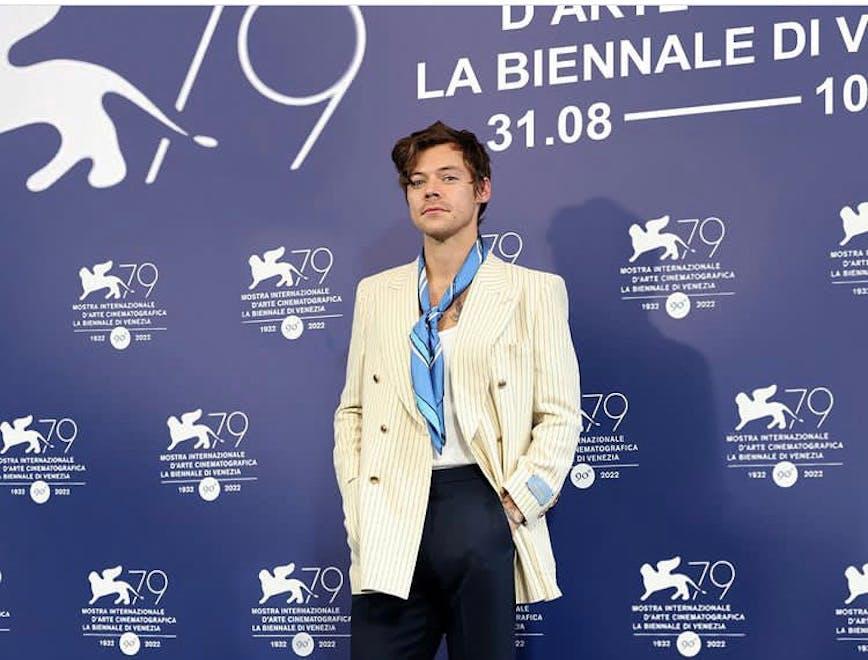 Harry Styles in un total look Gucci.