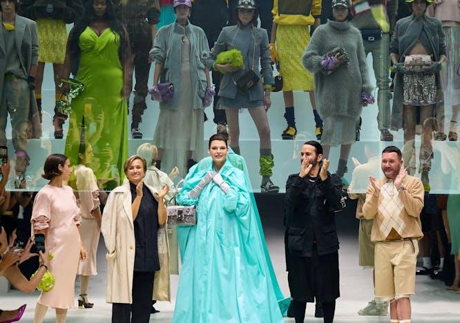 Il finale dello show per il 25° anniversario della Fendi Baguette: in passerella Linda Evangelista, Marc Jacobs, Kim Jones, Silvia Venturini Fendi e Delfina Delettrez.