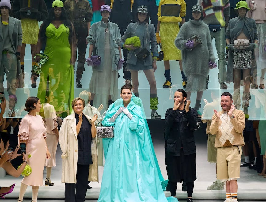 Il finale dello show per il 25° anniversario della Fendi Baguette: in passerella Linda Evangelista, Marc Jacobs, Kim Jones, Silvia Venturini Fendi e Delfina Delettrez.