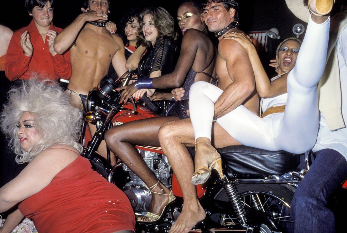 Grace Jones e Divine fanno un'entrata trionfale in moto allo Studio 54