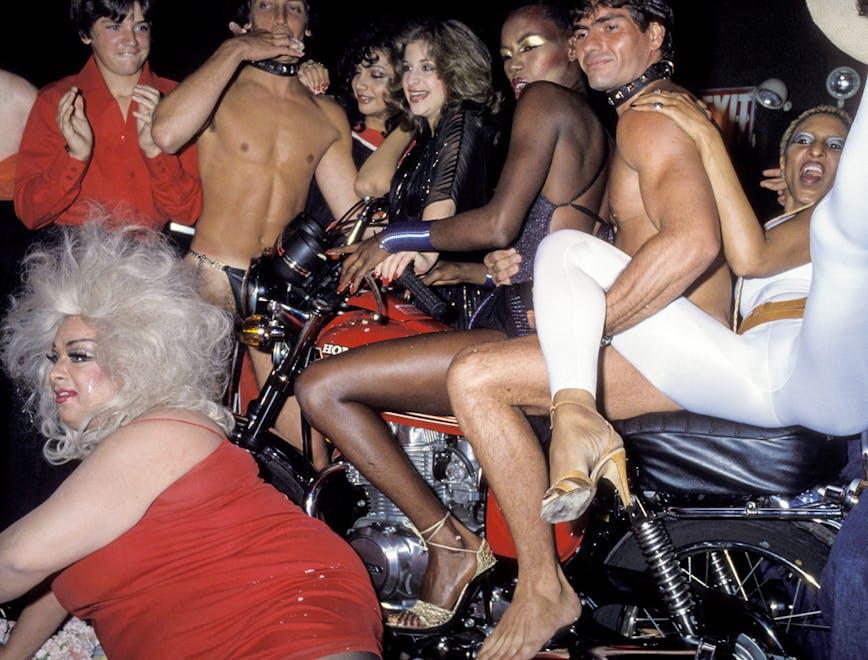 Grace Jones e Divine fanno un'entrata trionfale in moto allo Studio 54