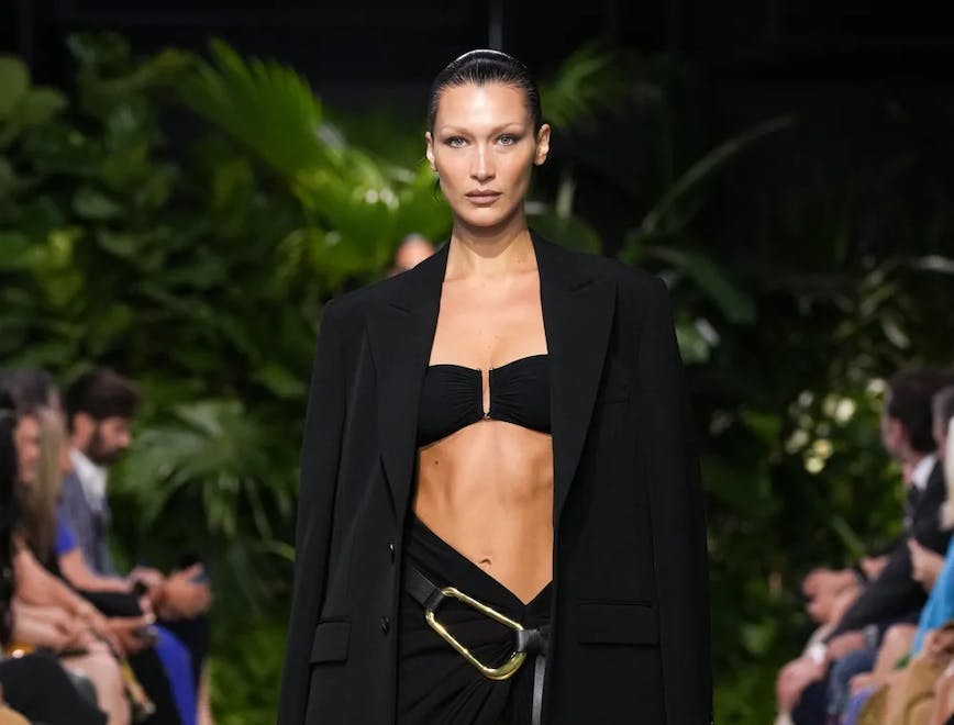 Bella Hadid sulla passerella della sfilata primavera estate 2023 di Michael Kors.