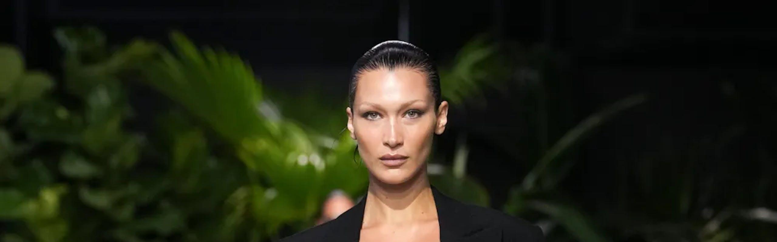 Bella Hadid sulla passerella della sfilata primavera estate 2023 di Michael Kors.