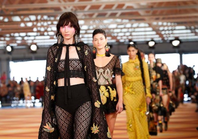 Etro la sfilata Primavera Estate 2023 alla Milano Fashion Week