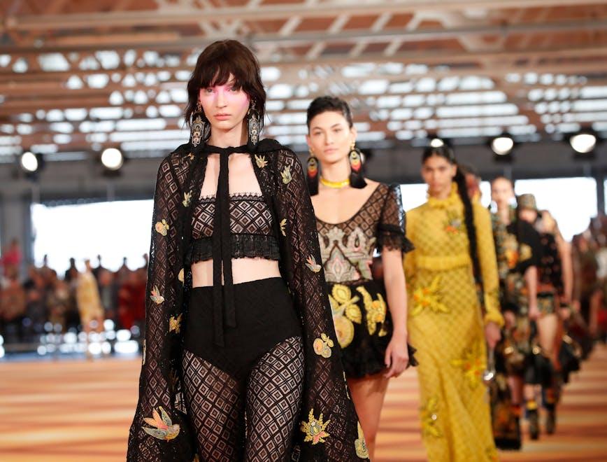 Etro la sfilata Primavera Estate 2023 alla Milano Fashion Week