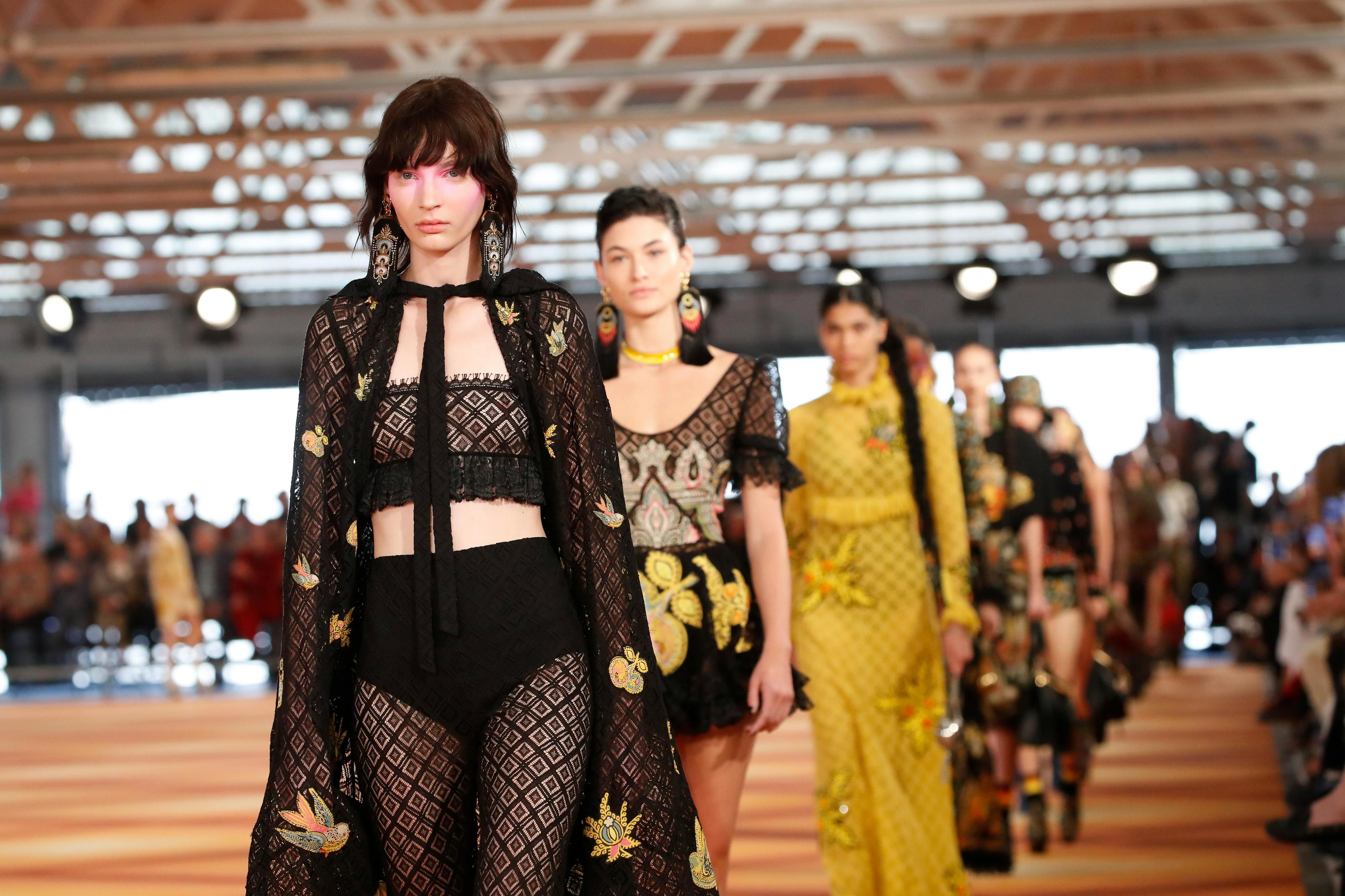 Etro la sfilata Primavera Estate 2023 alla Milano Fashion Week