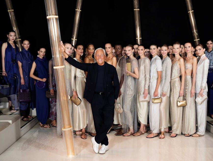 Giorgio Armani e le modelle della collezione Primavera Estate 2023