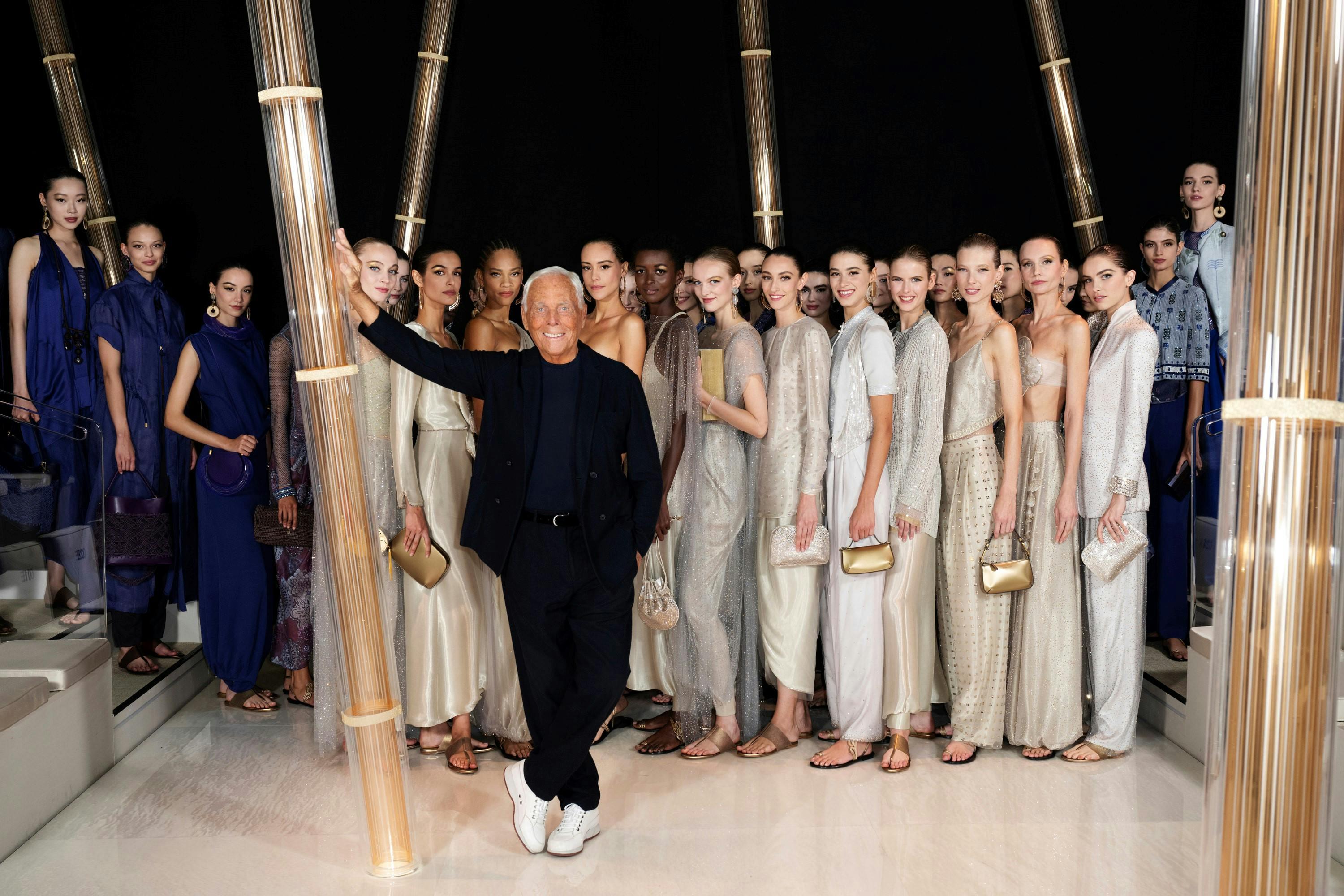 Giorgio Armani e le modelle della collezione Primavera Estate 2023