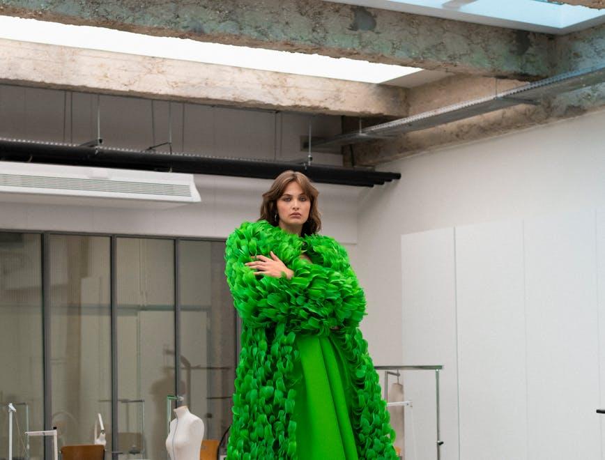 Cappotto over completamente ricamato di piume e pantaloni di faille di seta, GIAMBATTISTA VALLI HAUTE COUTURE; orecchini, VILTIER