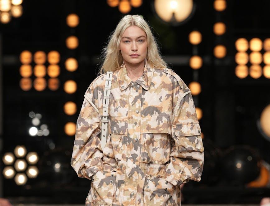 Gigi Hadid alla sfilata di Isabel Marant primavera estate 2023.