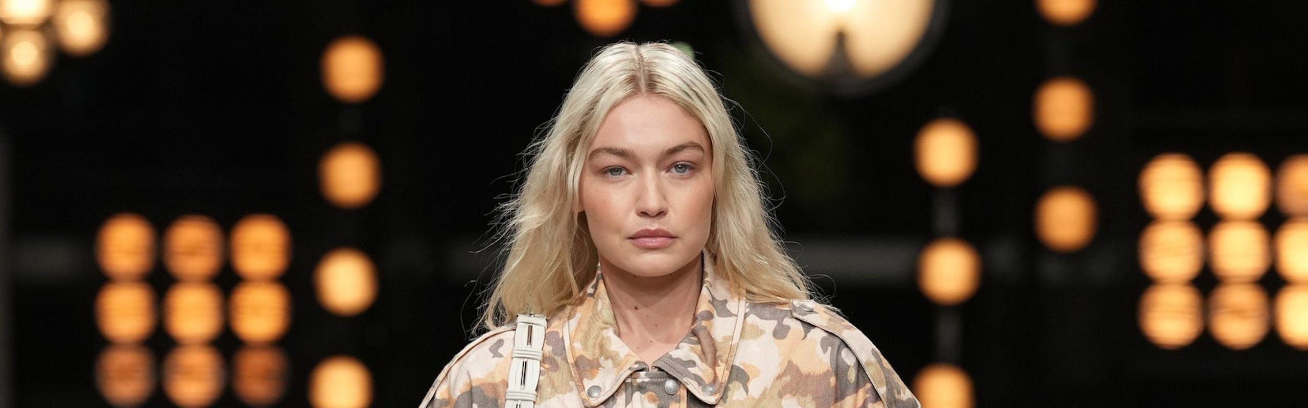 Gigi Hadid alla sfilata di Isabel Marant primavera estate 2023.