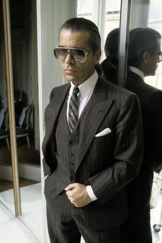 Karl Lagerfeld nel suo studio