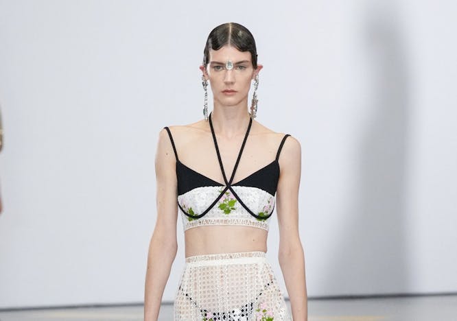 Un look della sfilata primavera estate 2023 di Giambattista Valli.