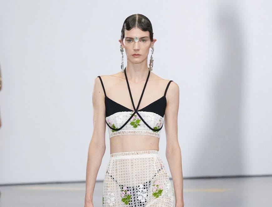 Un look della sfilata primavera estate 2023 di Giambattista Valli.