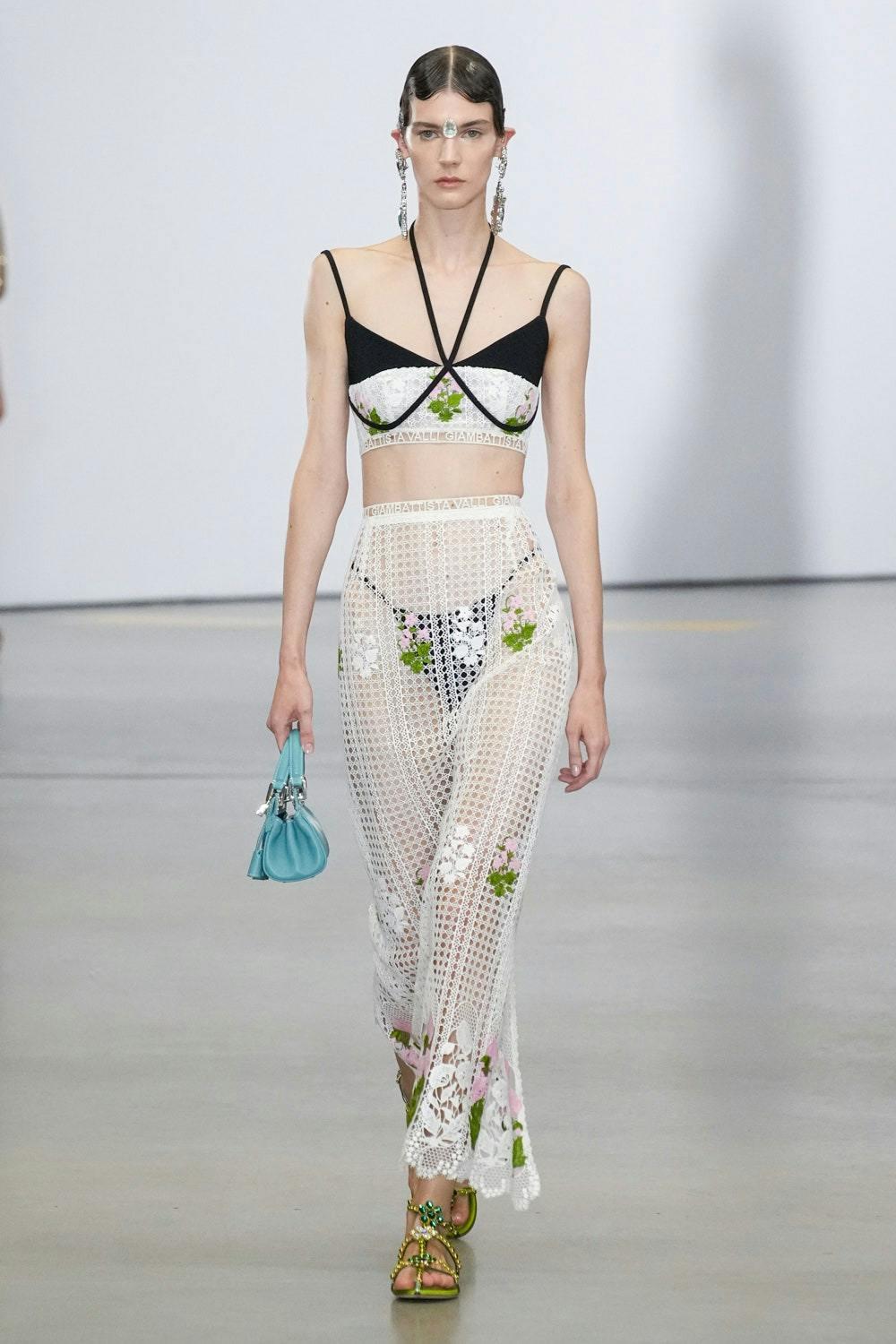 Un look della sfilata primavera estate 2023 di Giambattista Valli.