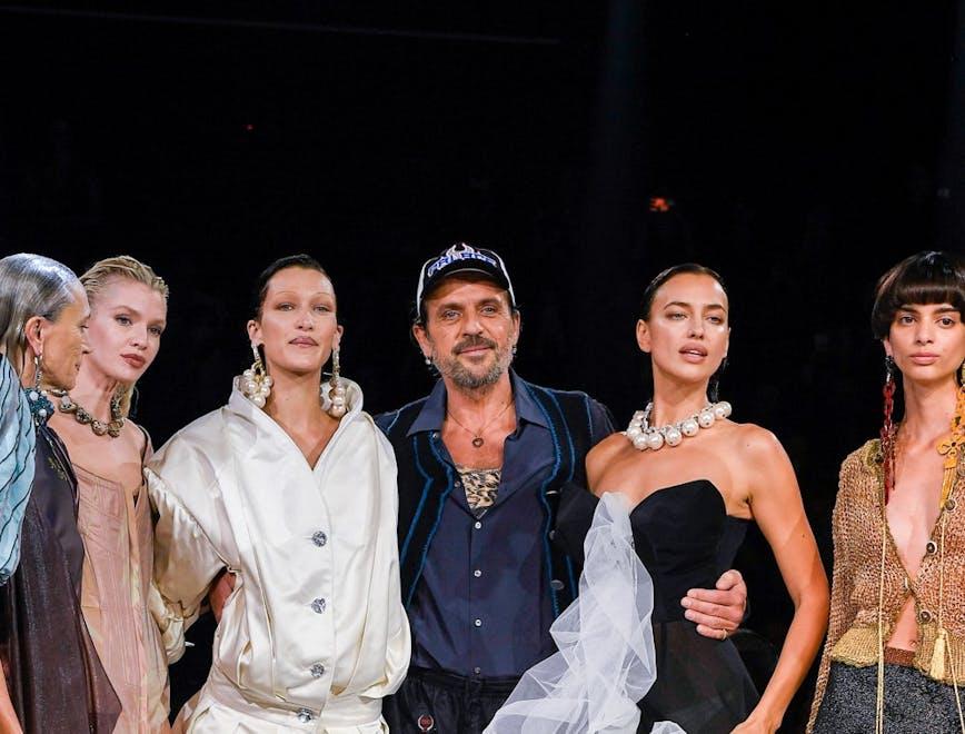 Andreas Kronthaler con Stella Maxwell, Bella Hadid, Irina Shayk nel finale di Andreas Kronthaler x Vivienne Westwood primavera estate 2023 show durante la Parigi Fashion Week.