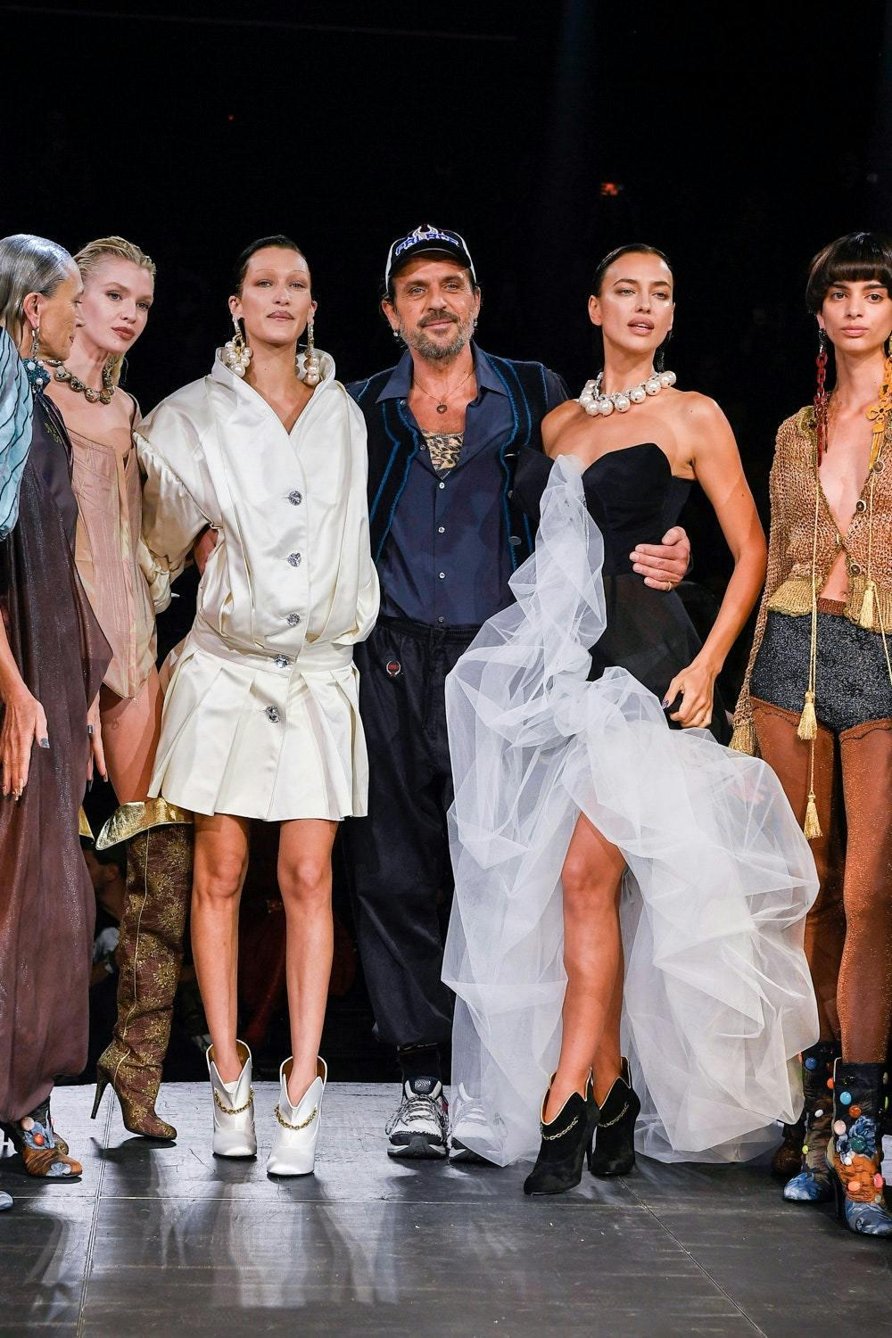 Andreas Kronthaler con Stella Maxwell, Bella Hadid, Irina Shayk nel finale di Andreas Kronthaler x Vivienne Westwood primavera estate 2023 show durante la Parigi Fashion Week.