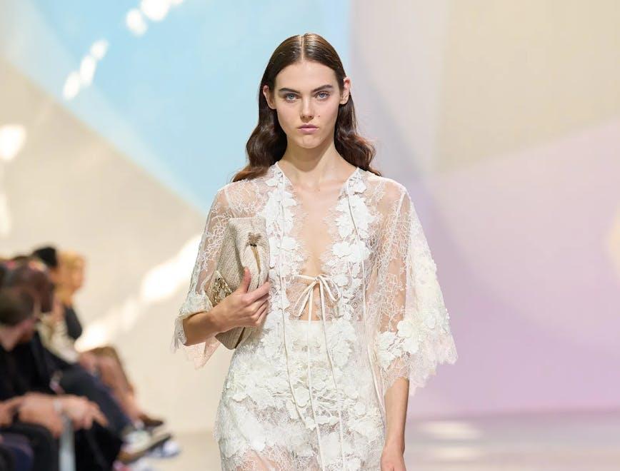 Un look della sfilata primavera estate 2023 di Elie Saab.