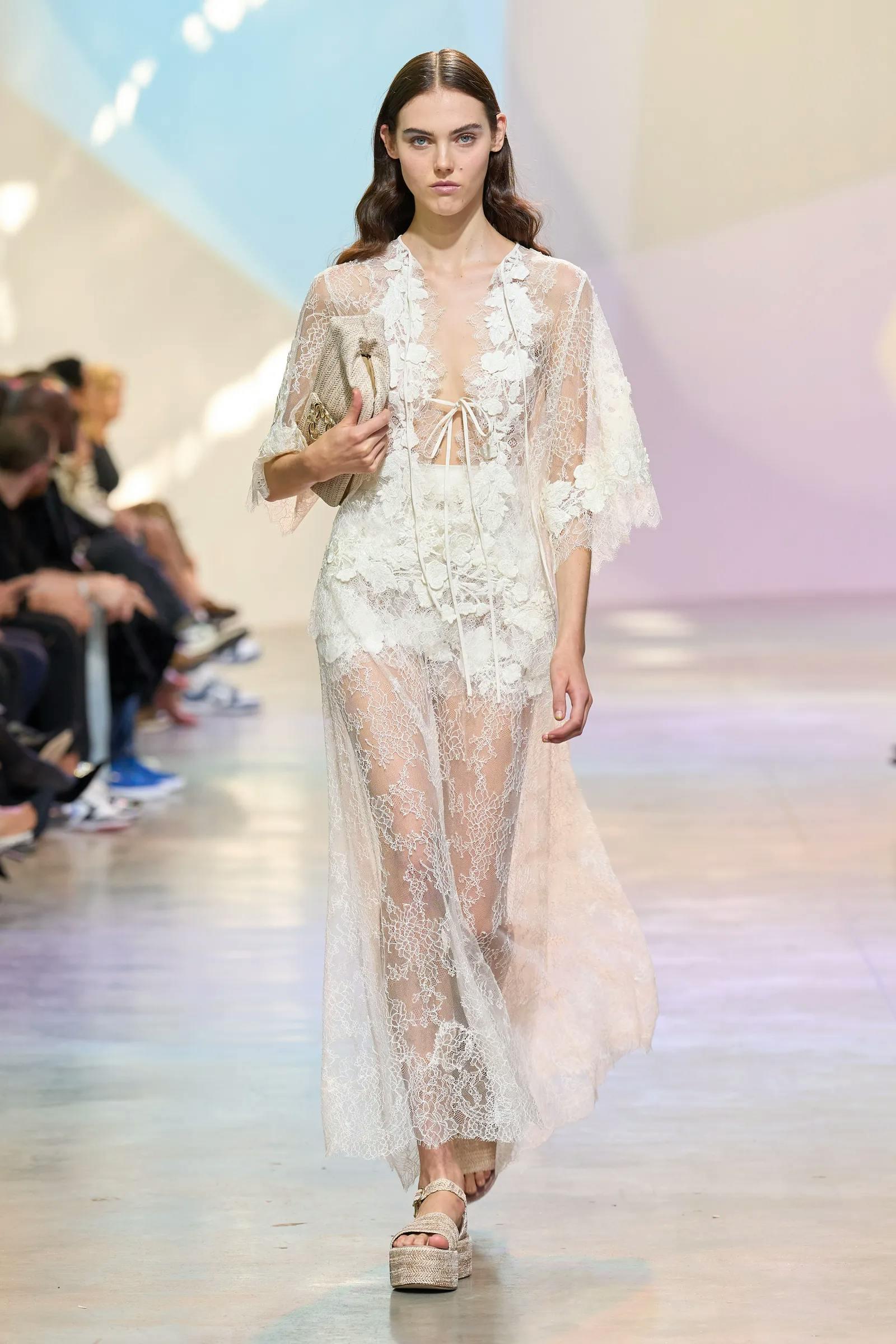 Un look della sfilata primavera estate 2023 di Elie Saab.