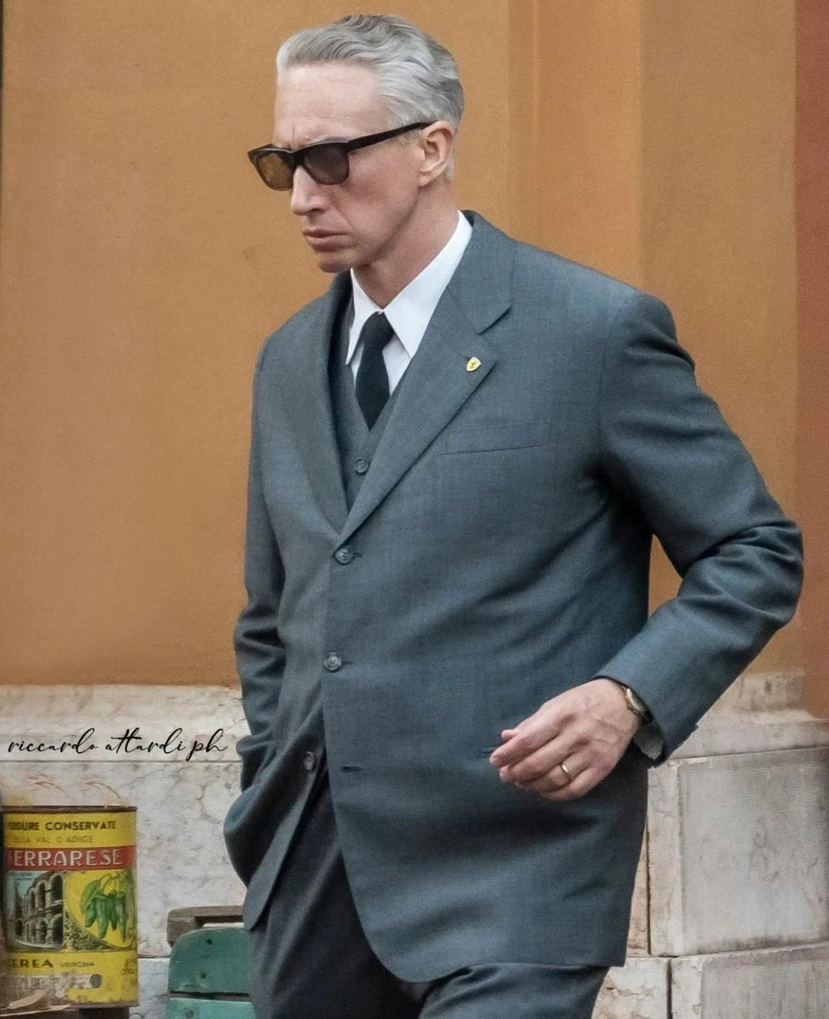 Adam Driver in alcune prime immagini ufficiali del film nei panni di Enzo Ferrari.