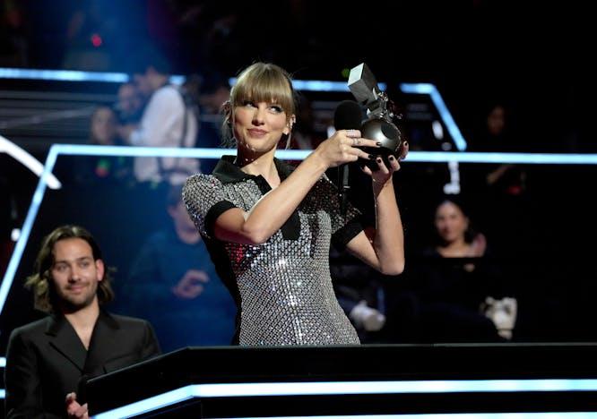 Taylor Swift mentre riceve il premio al Miglior Video durante gli MTV EMA 2022