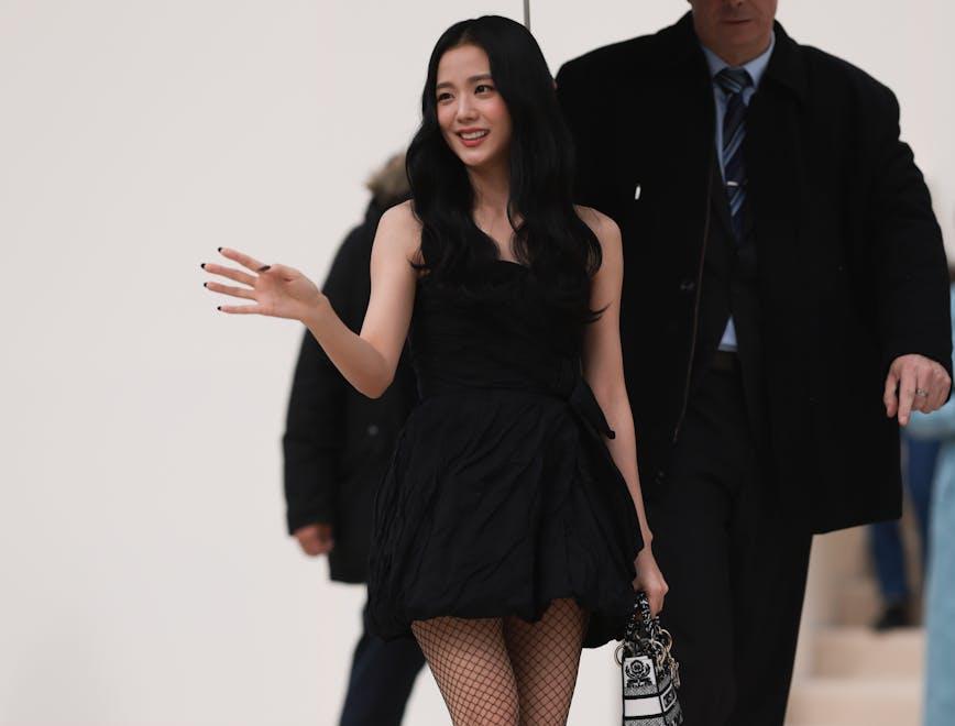 Jisoo alla Paris Fashion Week durante la sfilata Dior primavera estate 2023