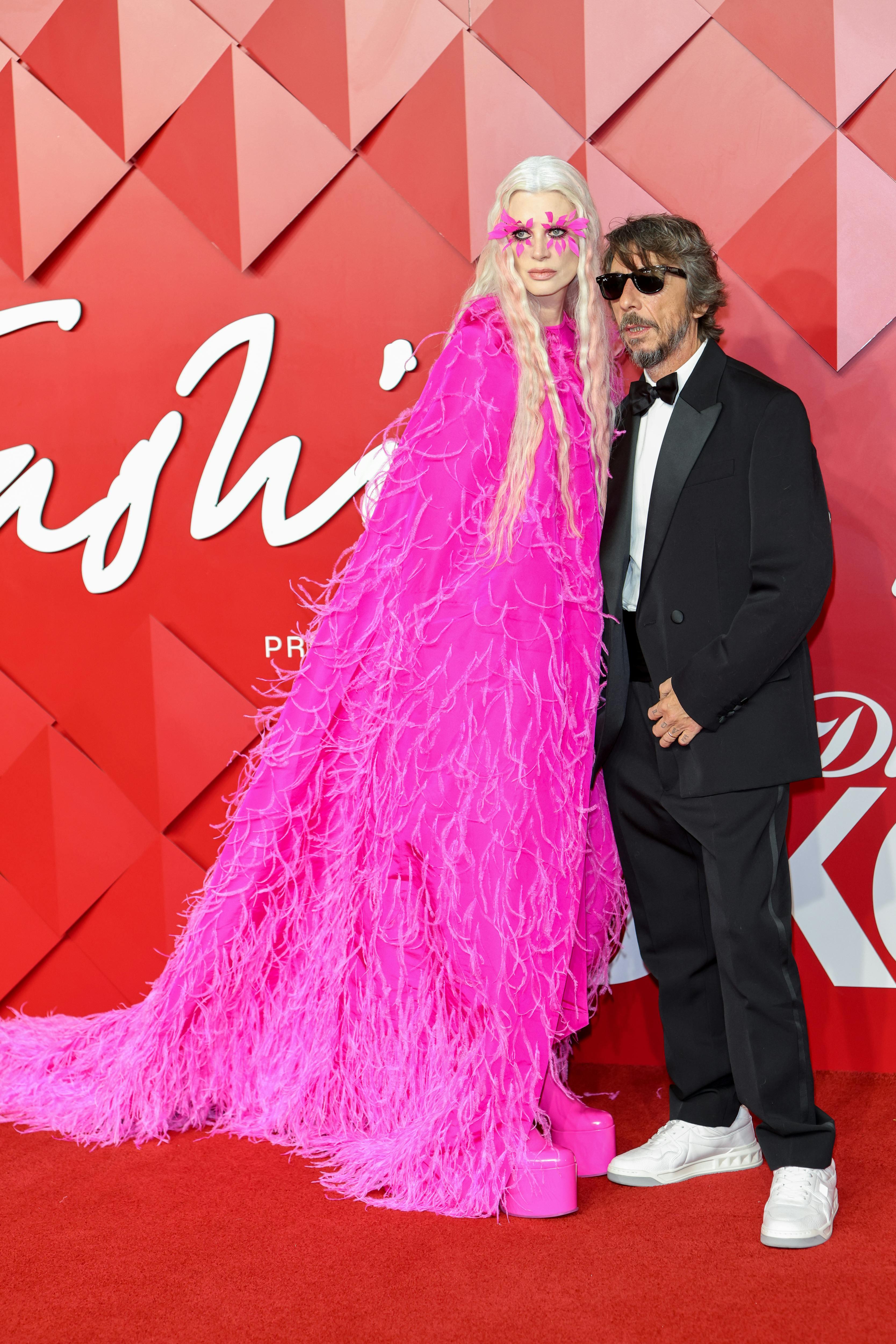 Pierpaolo Piccioli Designer dell'Anno ai British Fashion Awards 2022. Sul red carpet con l'amica e modella Kristen McMenamy in abito Valentino.