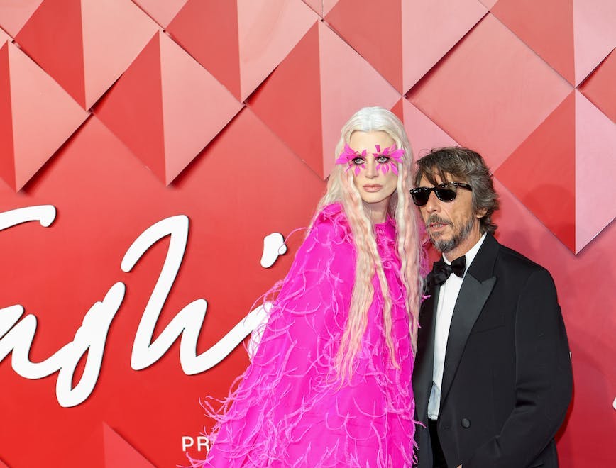 Pierpaolo Piccioli Designer dell'Anno ai British Fashion Awards 2022. Sul red carpet con l'amica e modella Kristen McMenamy in abito Valentino.