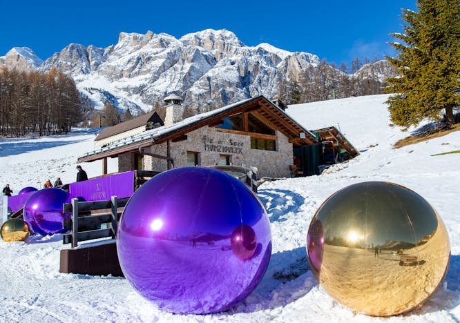 Lo chalet Ria de Sacco con il setting di Valentino per la Cortina Fashion Weekend 2022