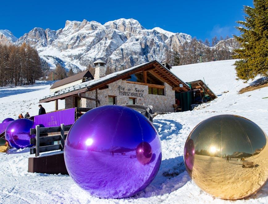 Lo chalet Ria de Sacco con il setting di Valentino per la Cortina Fashion Weekend 2022