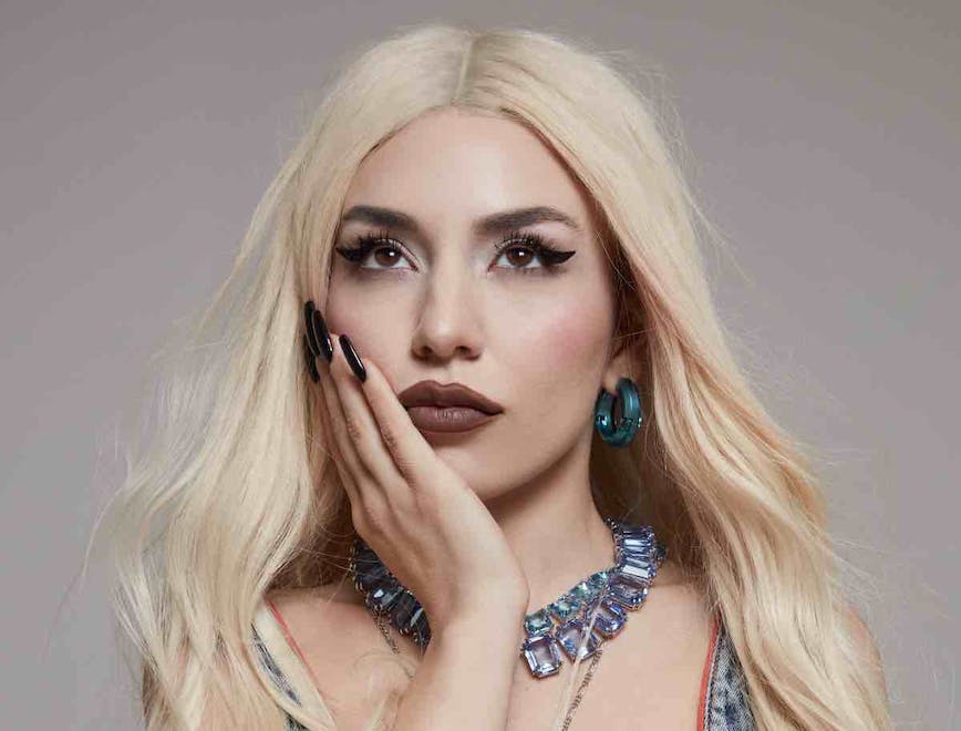 Ava Max. Top DIESEL e gioielli SWAROVSKI.