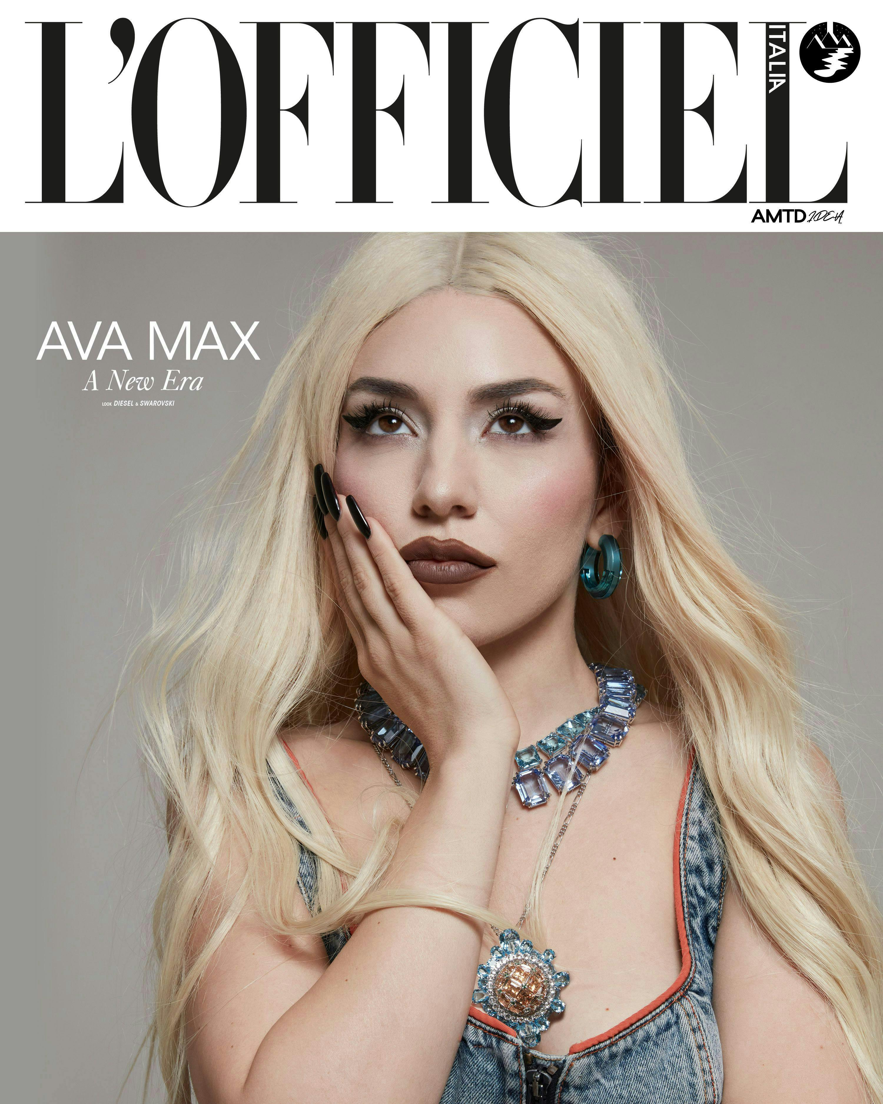 Ava Max. Top DIESEL e gioielli SWAROVSKI.