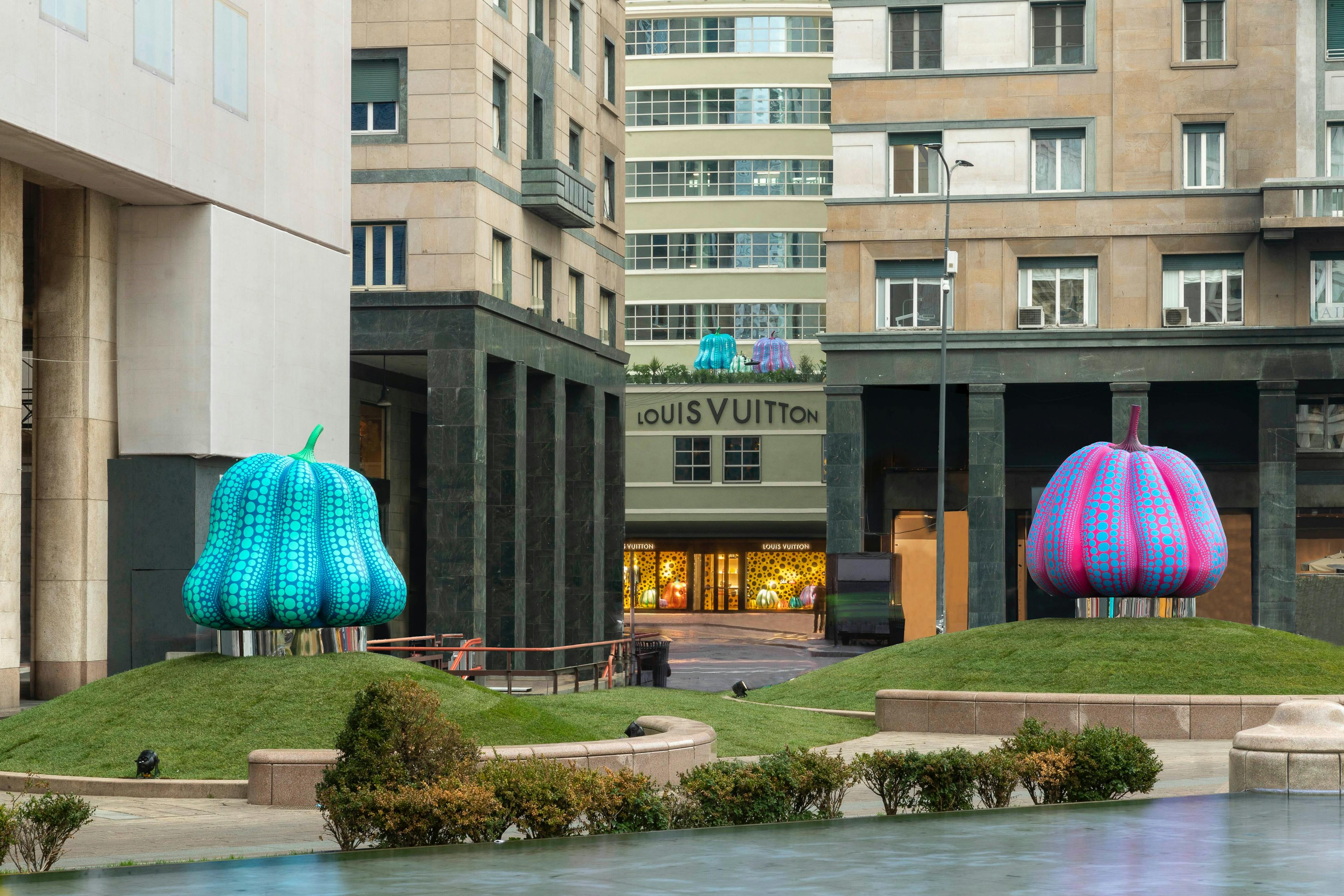 Louis Vuitton X Yayoi Kusama. Piazza San Babila, Milano