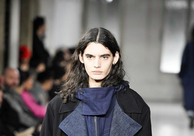 Un look della collezione uomo autunno inverno 2023-24 di Yohji Yamamoto.