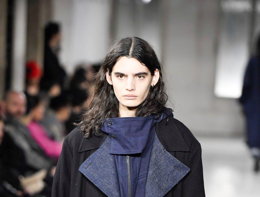 Un look della collezione uomo autunno inverno 2023-24 di Yohji Yamamoto.