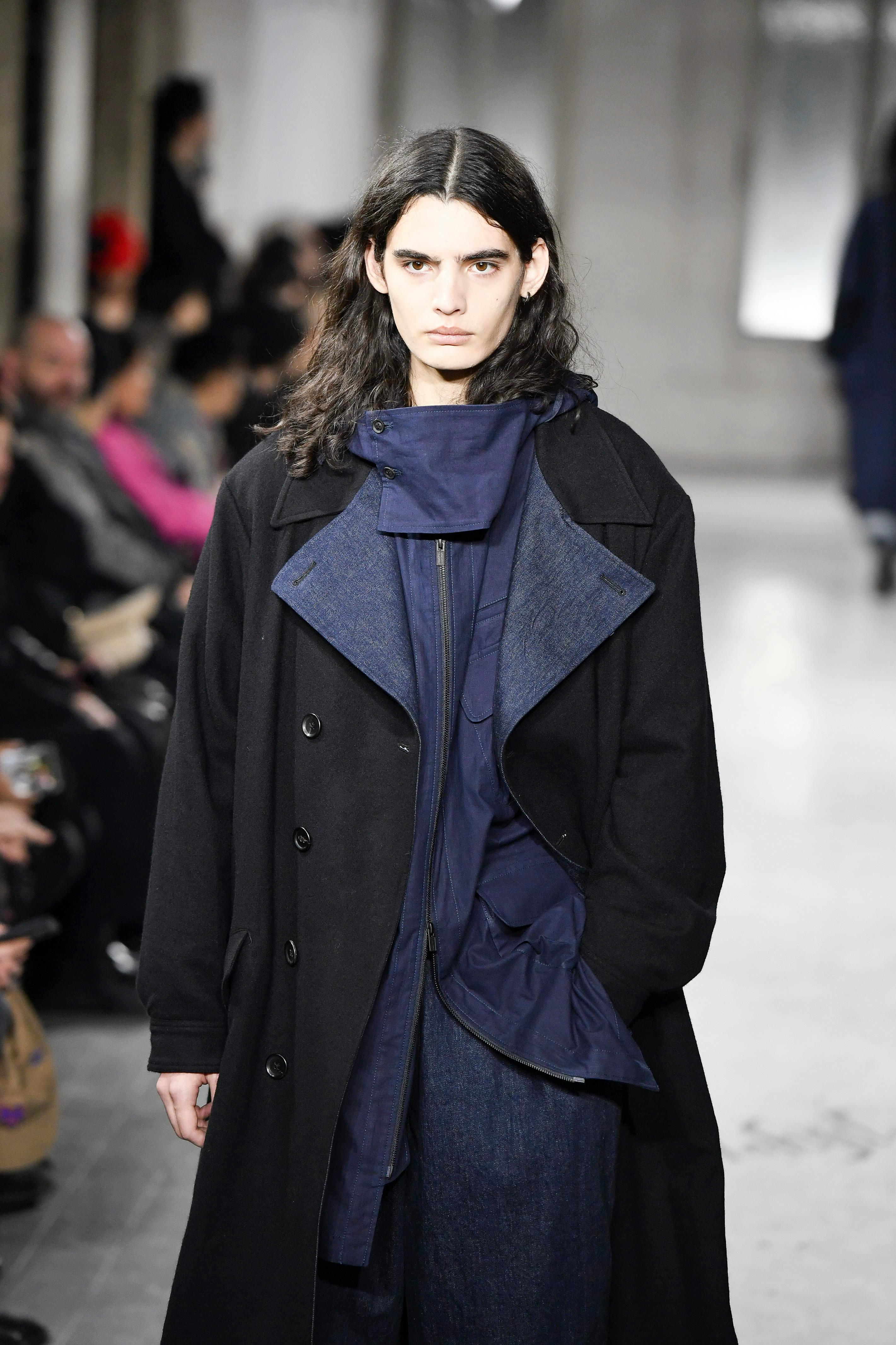 Un look della collezione uomo autunno inverno 2023-24 di Yohji Yamamoto.