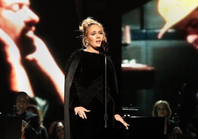 Adele alla 59esima edizione dei Grammy Awards canta George Michael.