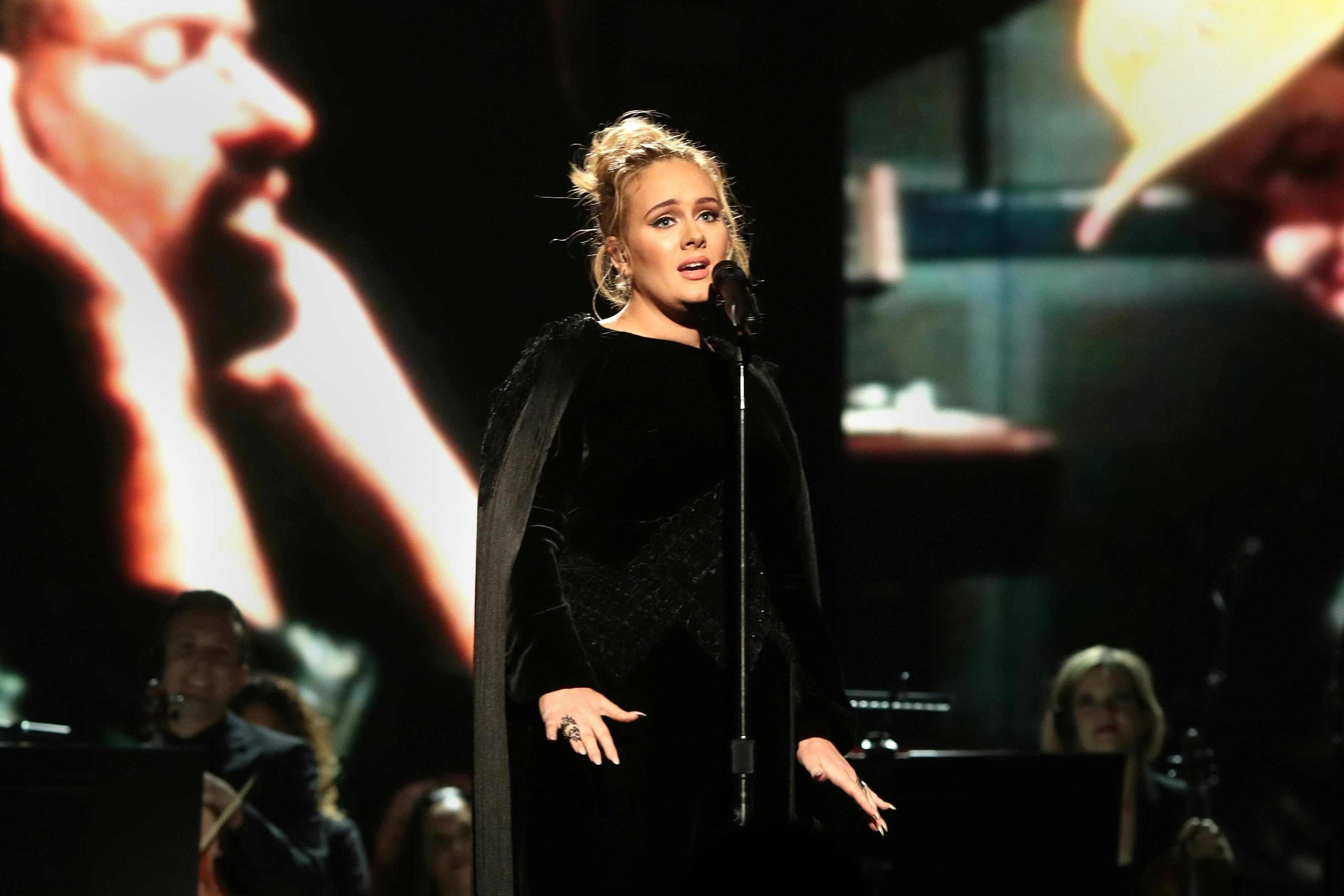 Adele alla 59esima edizione dei Grammy Awards canta George Michael.